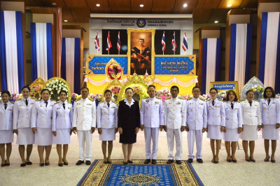 เข้าร่วมประกอบพิธีวางพวงมาลาถวายราชสักการะ ... พารามิเตอร์รูปภาพ 1
