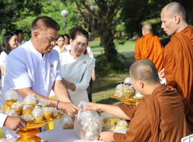 เข้าร่วมพิธีตักบาตรและบรรยายธรรม &quot;โครงการร้อยใจไทย ... พารามิเตอร์รูปภาพ 2