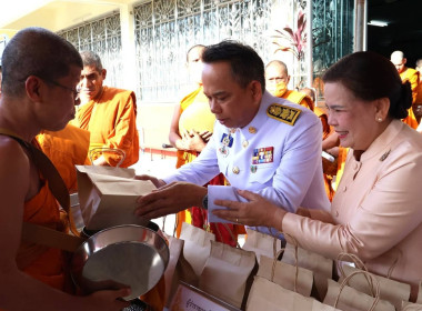 เข้าร่วมพิธีเจริญพระพุทธมนต์และตักบาตร ถวายพระพรชัยมงคล ... พารามิเตอร์รูปภาพ 4