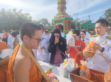 เข้าร่วมพิธีเจริญพระพุทธมนต์และตักบาตร ถวายพระพรชัยมงคล ... พารามิเตอร์รูปภาพ 6