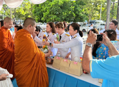 เข้าร่วมประกอบพิธีทำบุญตักบาตรถวายเป็นพระราชกุศล ... พารามิเตอร์รูปภาพ 5