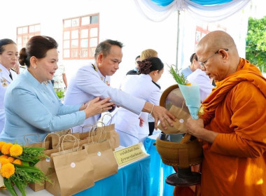 เข้าร่วมประกอบพิธีทำบุญตักบาตรถวายเป็นพระราชกุศล ... พารามิเตอร์รูปภาพ 3