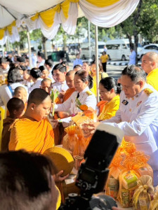 เข้าร่วมพิธีสวดพระพุทธมนต์และทำบุญตักบาตรถวายเป็นพระราชกุศล ... พารามิเตอร์รูปภาพ 1