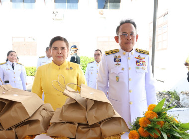 เข้าร่วมพิธีสวดพระพุทธมนต์และทำบุญตักบาตรถวายเป็นพระราชกุศล ... พารามิเตอร์รูปภาพ 3