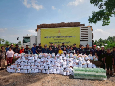 พระบาทสมเด็จพระเจ้าอยู่หัว พระราชทานหญ้าอาหารสัตว์ ... พารามิเตอร์รูปภาพ 1