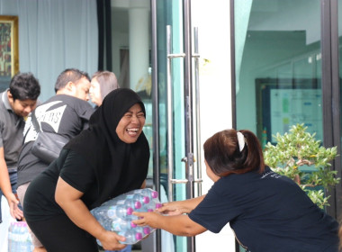 รับมอบน้ำดื่ม ข้าวสาร อาหารแห้ง จากขบวนการสหกรณ์ / ... พารามิเตอร์รูปภาพ 5