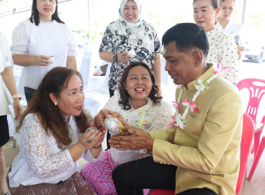 พิธีรดน้ำขอพรนักสหกรณ์อาวุโสเนื่องในวันสงกรานต์ ประจำปี ... พารามิเตอร์รูปภาพ 5