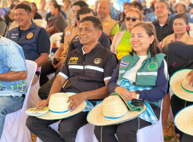 ร่วมเป็นเกียรติในพิธีเปิดงานโครงการ "รณรงค์ไถกลบตอซัง ... พารามิเตอร์รูปภาพ 4