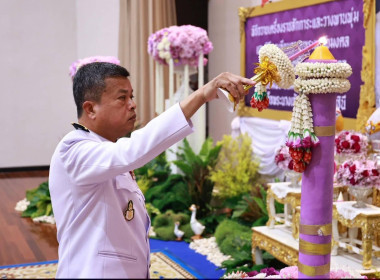 ร่วมพิธีถวายเครื่องราชสักการะวางพานพุ่มและพิธีจุดเทียนถวายพระพรชัยมงคลเฉลิมพระเกียรติ เนื่องในโอกาสพระราชพิธีมหามงคลเฉลิมพระชนมพรรษา 4 รอบ สมเด็จพระนางเจ้าฯ พระบรมราชินี 3 มิถุนายน 2569 ... พารามิเตอร์รูปภาพ 2