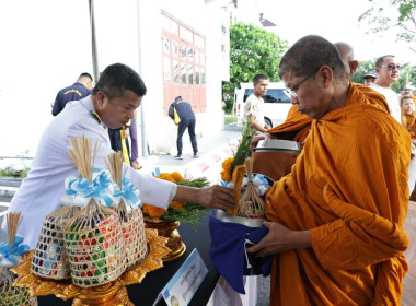 เข้าร่วมพิธีสวดพระพุทธมนต์และทำบุญตักบาตร ถวายพระราชกุศล ... พารามิเตอร์รูปภาพ 2
