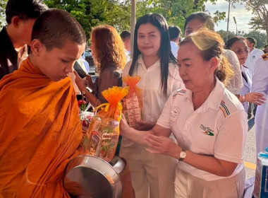 เข้าร่วมพิธีสวดพระพุทธมนต์และทำบุญตักบาตร ถวายพระราชกุศล ... พารามิเตอร์รูปภาพ 6
