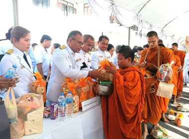 เข้าร่วมพิธีทำบุญตักบาตรเพื่อถวายเป็นพระราชกุศลเนื่องใน ... พารามิเตอร์รูปภาพ 7