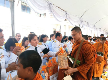 เข้าร่วมพิธีทำบุญตักบาตรเพื่อถวายเป็นพระราชกุศลเนื่องใน ... พารามิเตอร์รูปภาพ 9
