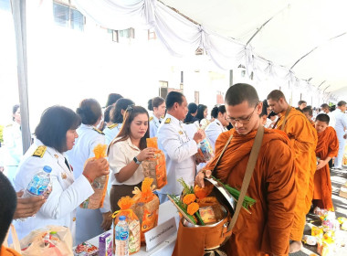 เข้าร่วมพิธีทำบุญตักบาตรเพื่อถวายเป็นพระราชกุศลเนื่องใน ... พารามิเตอร์รูปภาพ 3