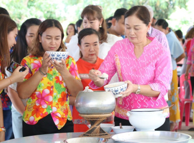 พิธีรดน้ำขอพรนักสหกรณ์อาวุโสเนื่องในวันสงกรานต์ ประจำปี ... พารามิเตอร์รูปภาพ 9