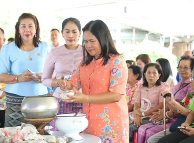 พิธีรดน้ำขอพรนักสหกรณ์อาวุโสเนื่องในวันสงกรานต์ ประจำปี ... พารามิเตอร์รูปภาพ 17
